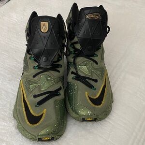 Nike Men Camouflage Green and Black Sneakers